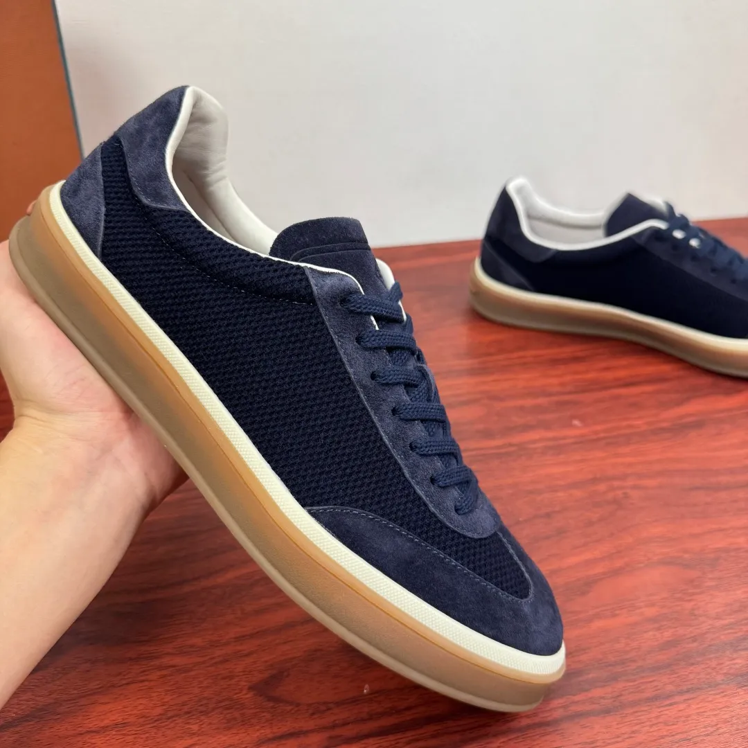Batch 740 Loro Piana Tennis Walk men's moral training sneakers! These new textured leather tennis shoes feature an ultra-low-top design for year-round wear and are water-resistant. The wrapped sole creates an effortlessly attractive color combination that harmoniously blends functionality with understated style. The ideal footwear option for urban dressing. The heel is decorated with a soft calfskin tongue with Kummel color inserts and an embossed LP logo. Cotton shoelaces. Material: Upper: Gray woven stitching with cowhide accents! Sole: Rubber lining: Cow leather original rubber sole, excellent foot comfort, complete package! Size: 39-40-41-42-43-44 leather shoe size (38.4546 can be customized) Item number: FAM1316 blue